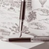 Set Fountain Pen Léman™ Toile de Jouy & Burgundy Leather Case - Image 9
